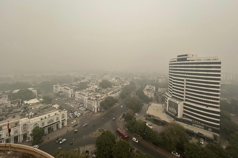 Kabut asap menyelimuti cakrawala kota di New Delhi, India, Jumat, 3 November 2023. Pihak berwenang pada hari Jumat menutup sekolah dasar dan melarang kendaraan yang menimbulkan polusi serta aktivitas konstruksi untuk mengendalikan kabut asap dan kabut asap terburuk musim ini, yang menyebabkan infeksi saluran pernapasan pada manusia dan menyelimuti monumen dan bangunan bertingkat tinggi di dan sekitar New Delhi. (AP Photo/Shonal Ganguly)