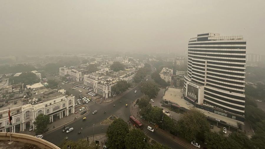 Kabut asap menyelimuti cakrawala kota di New Delhi, India, Jumat, 3 November 2023. Pihak berwenang pada hari Jumat menutup sekolah dasar dan melarang kendaraan yang menimbulkan polusi serta aktivitas konstruksi untuk mengendalikan kabut asap dan kabut asap terburuk musim ini, yang menyebabkan infeksi saluran pernapasan pada manusia dan menyelimuti monumen dan bangunan bertingkat tinggi di dan sekitar New Delhi. (AP Photo/Shonal Ganguly)