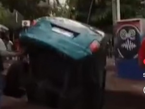 Minibus Masuk Got di Depan Asrama Brimob Makassar gegara Tabrak Mobil Parkir