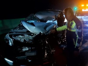 Mobil Ringsek Berat Tabrak Truk di Tol Malang, Sopir Hanya Luka Ringan