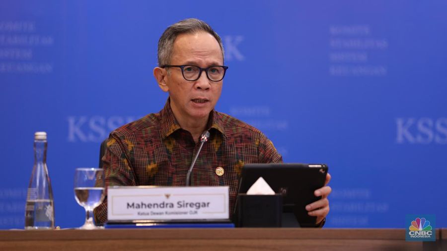 Ketua Dewan Komisioner OJK , Mahendra Siregar. (CNBC Indonesia/Tri Susilo)