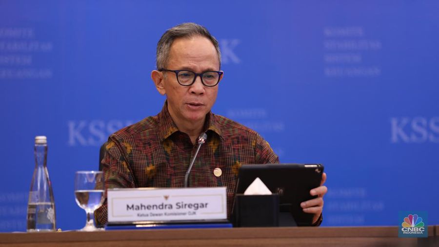 Ketua Dewan Komisioner OJK , Mahendra Siregar. (CNBC Indonesia/Tri Susilo)
