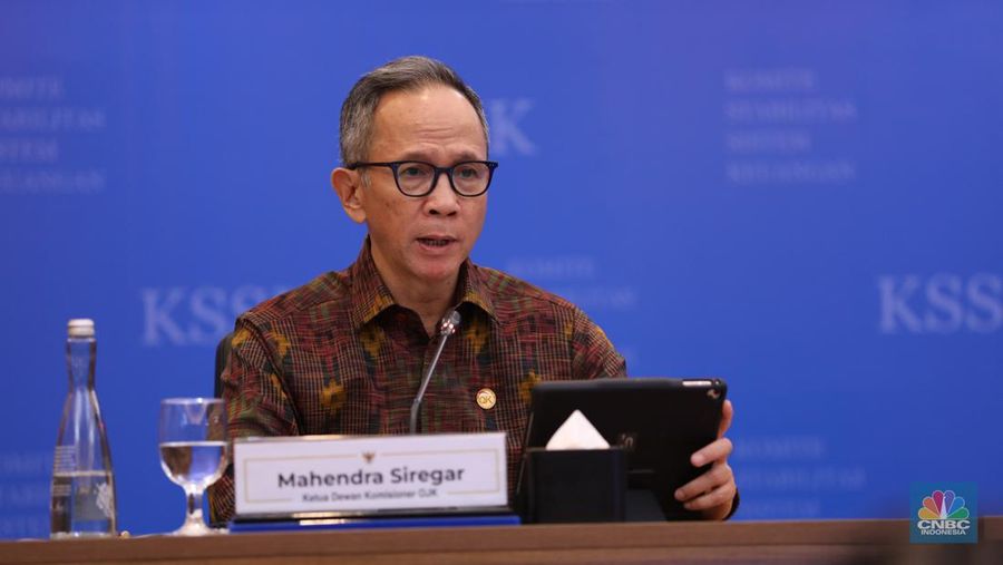 Ketua Dewan Komisioner OJK , Mahendra Siregar. (CNBC Indonesia/Tri Susilo)