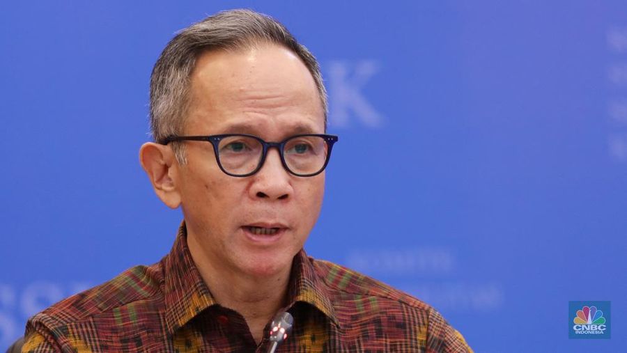 Ketua Dewan Komisioner OJK , Mahendra Siregar (CNBC Indonesia/Tri Susilo)