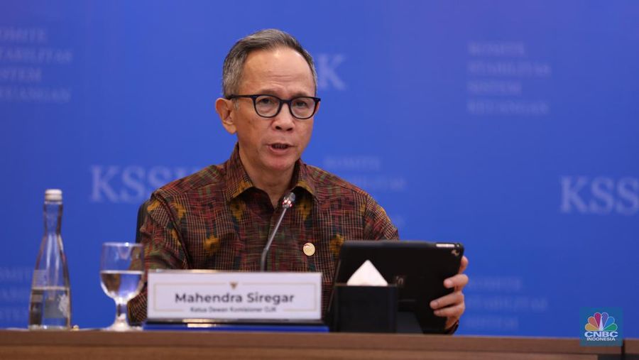 Ketua Dewan Komisioner OJK , Mahendra Siregar. (CNBC Indonesia/Tri Susilo)