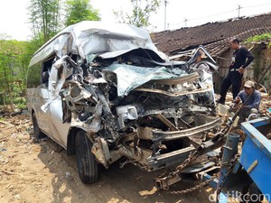 Ringsek Parah! Ini Potret Minibus Seruduk Truk di Tol Semarang-Solo