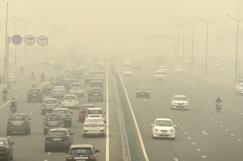 Kabut asap menyelimuti cakrawala kota di New Delhi, India, Jumat, 3 November 2023. Pihak berwenang pada hari Jumat menutup sekolah dasar dan melarang kendaraan yang menimbulkan polusi serta aktivitas konstruksi untuk mengendalikan kabut asap dan kabut asap terburuk musim ini, yang menyebabkan infeksi saluran pernapasan pada manusia dan menyelimuti monumen dan bangunan bertingkat tinggi di dan sekitar New Delhi. (AP Photo/Shonal Ganguly)