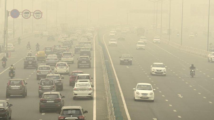 Lalu lintas bergerak di jalan yang diselimuti kabut dan kabut asap di New Delhi, India, Jumat, 3 November 2023. Pihak berwenang pada hari Jumat menutup sekolah dasar dan melarang kendaraan yang menimbulkan polusi serta aktivitas konstruksi untuk mengendalikan kabut dan kabut terburuk musim ini, yang menyebabkan infeksi saluran pernapasan di antara masyarakat dan menyelimuti monumen serta gedung-gedung tinggi di dan sekitar New Delhi. (AP Photo)