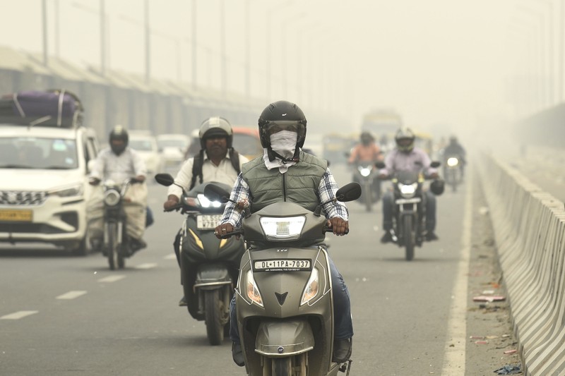 Kabut asap menyelimuti cakrawala kota di New Delhi, India, Jumat, 3 November 2023. Pihak berwenang pada hari Jumat menutup sekolah dasar dan melarang kendaraan yang menimbulkan polusi serta aktivitas konstruksi untuk mengendalikan kabut asap dan kabut asap terburuk musim ini, yang menyebabkan infeksi saluran pernapasan pada manusia dan menyelimuti monumen dan bangunan bertingkat tinggi di dan sekitar New Delhi. (AP Photo/Shonal Ganguly)