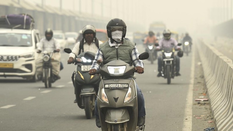 Kabut asap menyelimuti cakrawala kota di New Delhi, India, Jumat, 3 November 2023. Pihak berwenang pada hari Jumat menutup sekolah dasar dan melarang kendaraan yang menimbulkan polusi serta aktivitas konstruksi untuk mengendalikan kabut asap dan kabut asap terburuk musim ini, yang menyebabkan infeksi saluran pernapasan pada manusia dan menyelimuti monumen dan bangunan bertingkat tinggi di dan sekitar New Delhi. (AP Photo/Shonal Ganguly)