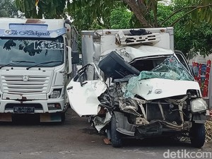 Mobil Boks Hantam Truk Pasir di Gondang Klaten, Sopir Sempat Terjepit