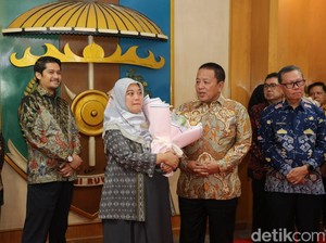 Tangis Chusnunia Chalim Saat Pamitan Lepas Jabatan Wagub Lampung