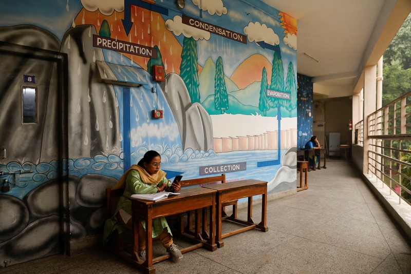 Para guru melakukan kelas online menggunakan ponsel setelah sekolah dasar diperintahkan ditutup oleh pemerintah Delhi pada hari Jumat dan Sabtu karena indeks kualitas udara (AQI) anjlok, pada pagi yang berkabut di New Delhi, India, 3 November 2023. Para guru melakukan kelas online menggunakan ponsel setelah sekolah dasar diperintahkan ditutup oleh pemerintah Delhi pada hari Jumat dan Sabtu karena indeks kualitas udara (AQI) anjlok, pada pagi yang berkabut di New Delhi, India, 3 November 2023. (REUTERS/Anushree Fadnavis)