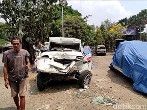 Pikap Tabrak Truk Ngeban di Lamongan, 2 Orang Tewas