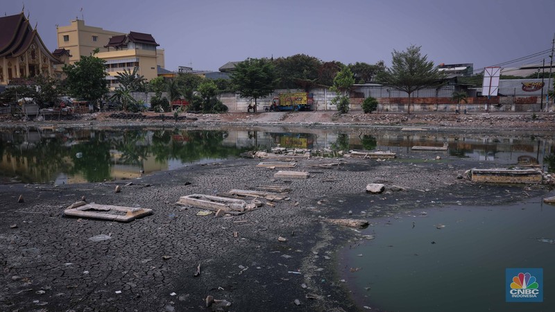 Potret Fenomona Kuburan Bermuculan di Kampung Apung Potret Fenomona Kuburan Bermuculan di Kampung Apung. (CNBC Indonesia/Faisal Rahman)