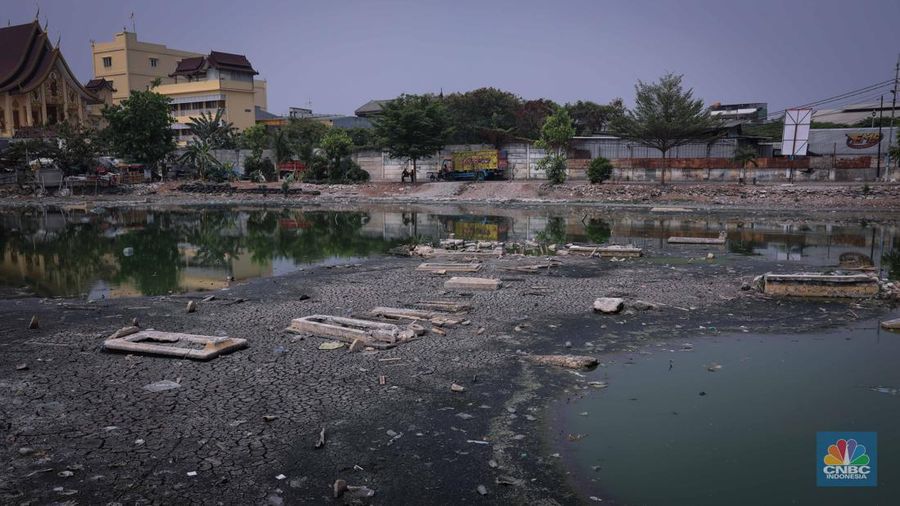 Potret Fenomona Kuburan Bermuculan di Kampung Apung. (CNBC Indonesia/Faisal Rahman)