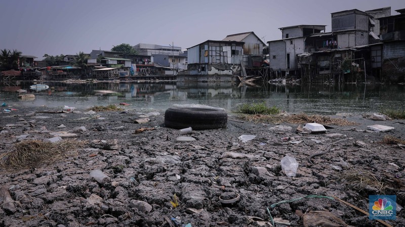 Potret Fenomona Kuburan Bermuculan di Kampung Apung. (CNBC Indonesia/Faisal Rahman)