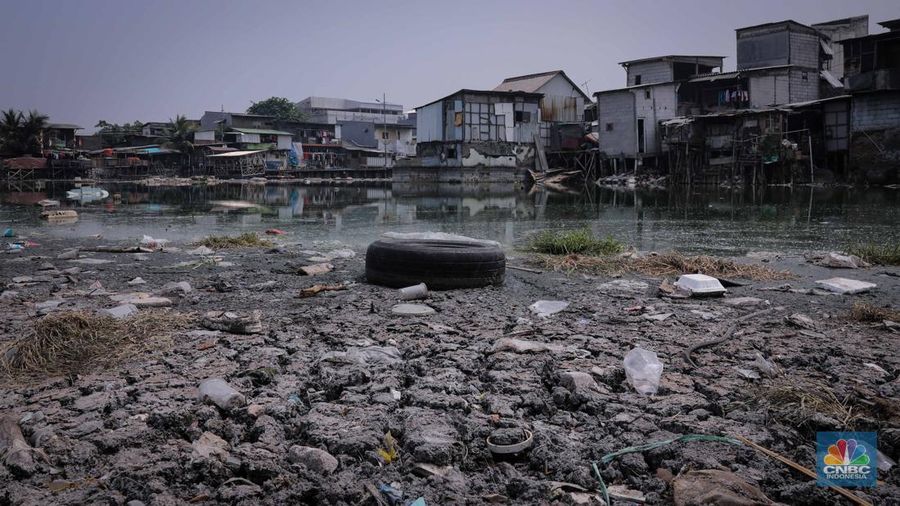 Potret Fenomona Kuburan Bermuculan di Kampung Apung. (CNBC Indonesia/Faisal Rahman)