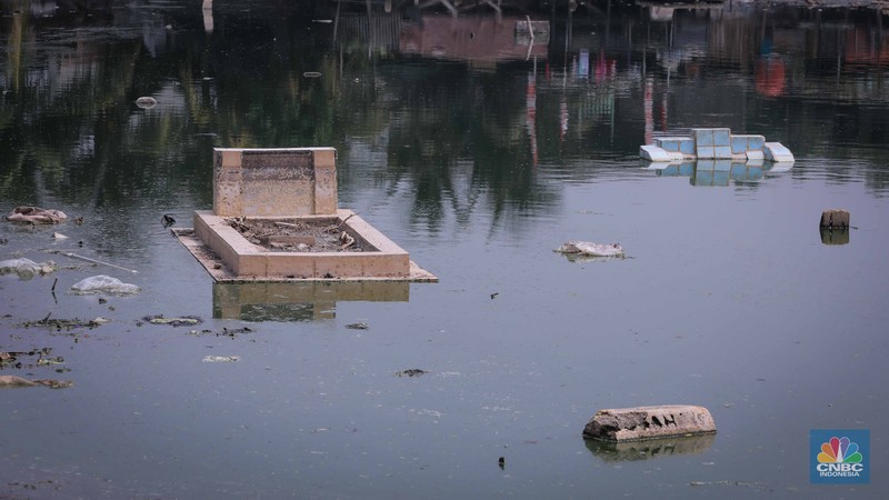 Potret Fenomona Kuburan Bermuculan di Kampung Apung. (CNBC Indonesia/Faisal Rahman)