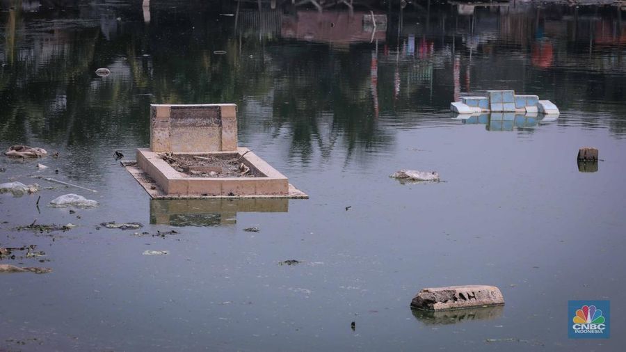 Potret Fenomona Kuburan Bermuculan di Kampung Apung. (CNBC Indonesia/Faisal Rahman)