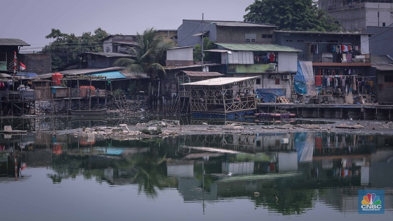 Potret Fenomona Kuburan Bermuculan di Kampung Apung. (CNBC Indonesia/Faisal Rahman)