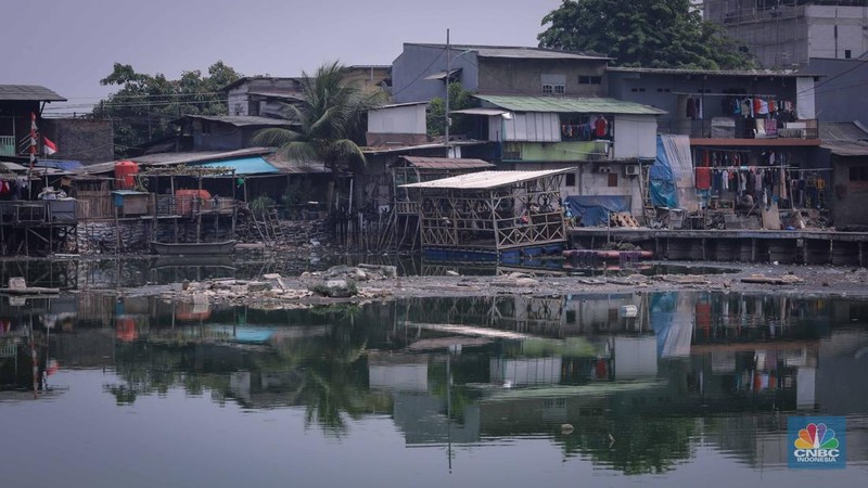 Potret Fenomona Kuburan Bermuculan di Kampung Apung. (CNBC Indonesia/Faisal Rahman)