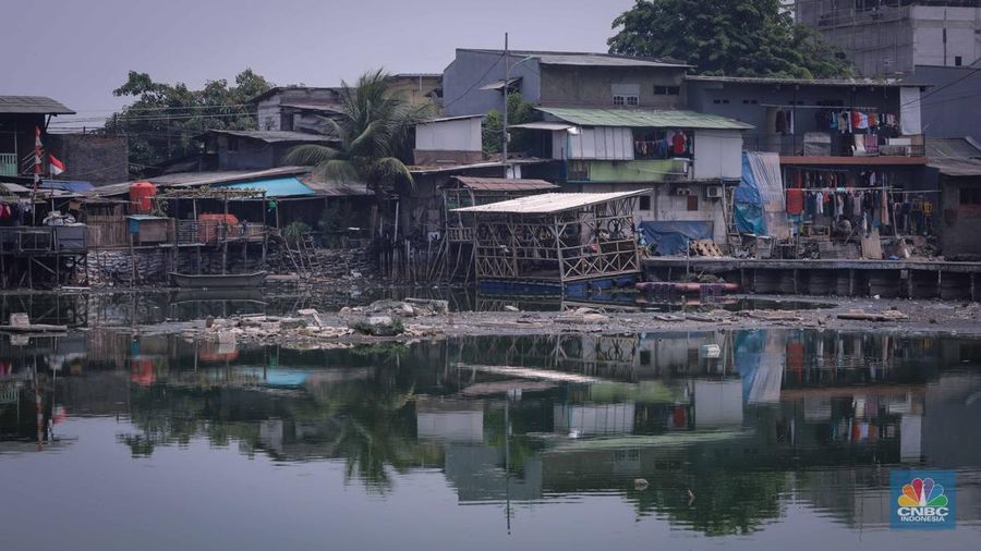 Potret Fenomona Kuburan Bermuculan di Kampung Apung. (CNBC Indonesia/Faisal Rahman)