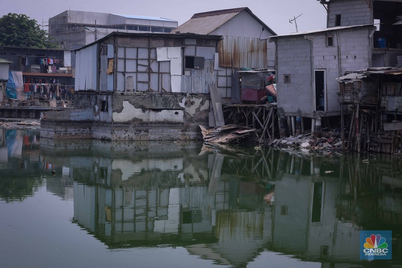 Potret Fenomona Kuburan Bermuculan di Kampung Apung. (CNBC Indonesia/Faisal Rahman)