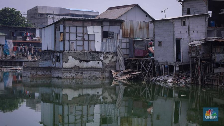 Potret Fenomona Kuburan Bermuculan di Kampung Apung. (CNBC Indonesia/Faisal Rahman)