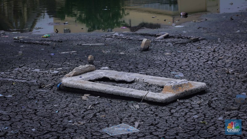 Potret Fenomona Kuburan Bermuculan di Kampung Apung. (CNBC Indonesia/Faisal Rahman)
