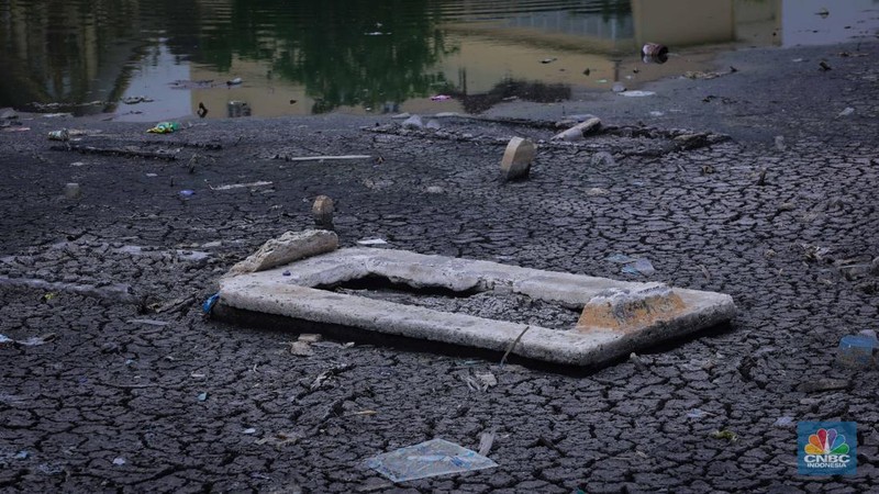 Potret Fenomona Kuburan Bermuculan di Kampung Apung. (CNBC Indonesia/Faisal Rahman)