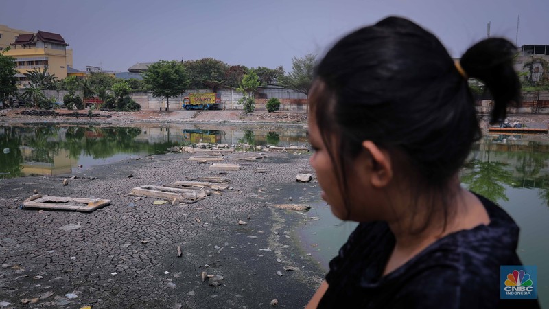 Potret Fenomona Kuburan Bermuculan di Kampung Apung. (CNBC Indonesia/Faisal Rahman)