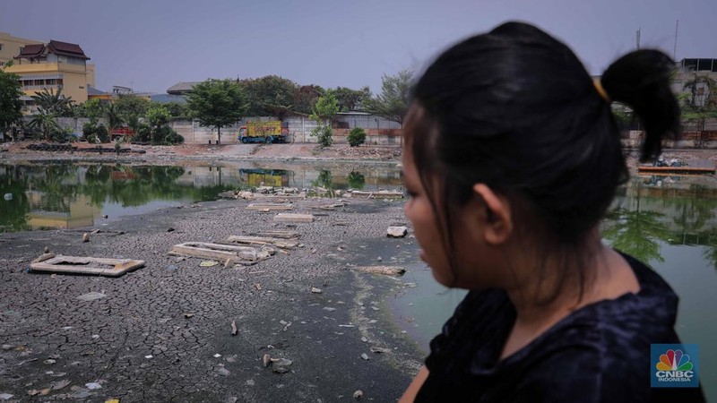 Potret Fenomona Kuburan Bermuculan di Kampung Apung. (CNBC Indonesia/Faisal Rahman)