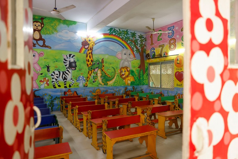 Para guru melakukan kelas online menggunakan ponsel setelah sekolah dasar diperintahkan ditutup oleh pemerintah Delhi pada hari Jumat dan Sabtu karena indeks kualitas udara (AQI) anjlok, pada pagi yang berkabut di New Delhi, India, 3 November 2023. Para guru melakukan kelas online menggunakan ponsel setelah sekolah dasar diperintahkan ditutup oleh pemerintah Delhi pada hari Jumat dan Sabtu karena indeks kualitas udara (AQI) anjlok, pada pagi yang berkabut di New Delhi, India, 3 November 2023. (REUTERS/Anushree Fadnavis)