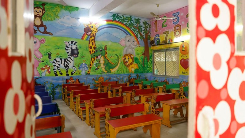 Para guru melakukan kelas online menggunakan ponsel setelah sekolah dasar diperintahkan ditutup oleh pemerintah Delhi pada hari Jumat dan Sabtu karena indeks kualitas udara (AQI) anjlok, pada pagi yang berkabut di New Delhi, India, 3 November 2023. (REUTERS/Anushree Fadnavis)