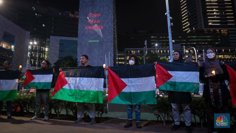 Sejumlah aktivis melalukan aksi solidaritas untuk Palestina di kawasan Bundaran Hotel Indonesia, Jakarta, Jumat (3/11/2023) malam. (CNBC Indonesia/Faisal Rahman)