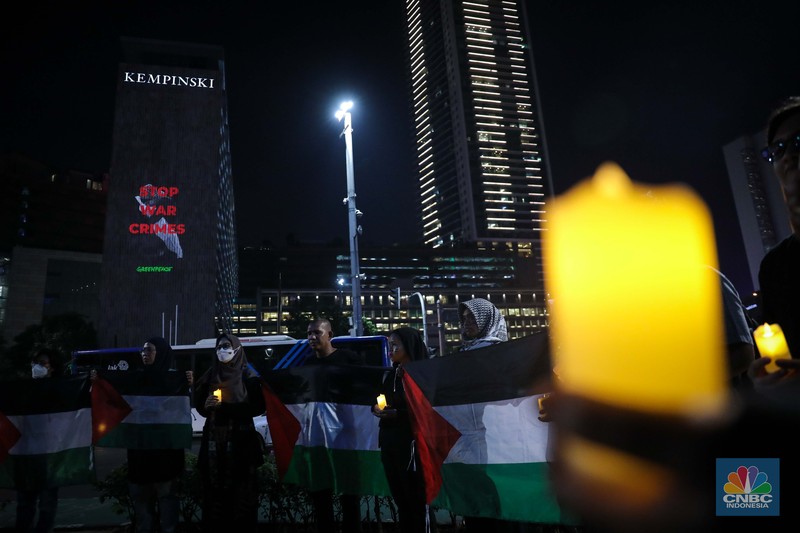 Sejumlah aktivis melalukan aksi solidaritas untuk Palestina di kawasan Bundaran Hotel Indonesia, Jakarta, Jumat (3/11/2023) malam. (CNBC Indonesia/Faisal Rahman)