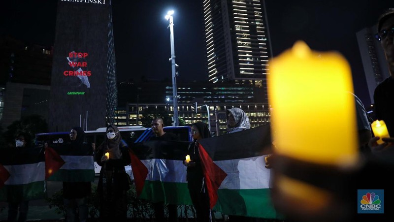 Sejumlah aktivis melalukan aksi solidaritas untuk Palestina di kawasan Bundaran Hotel Indonesia, Jakarta, Jumat (3/11/2023) malam. (CNBC Indonesia/Faisal Rahman)