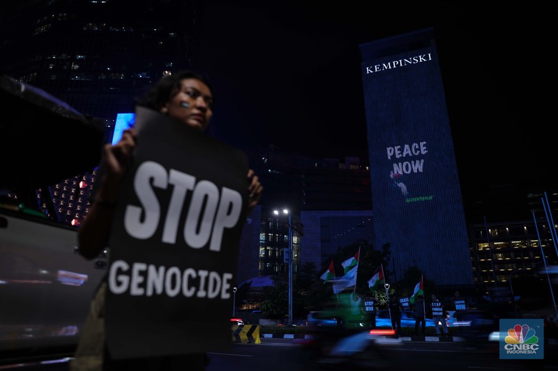 Sejumlah aktivis melalukan aksi solidaritas untuk Palestina di kawasan Bundaran Hotel Indonesia, Jakarta, Jumat (3/11/2023) malam. (CNBC Indonesia/Faisal Rahman)