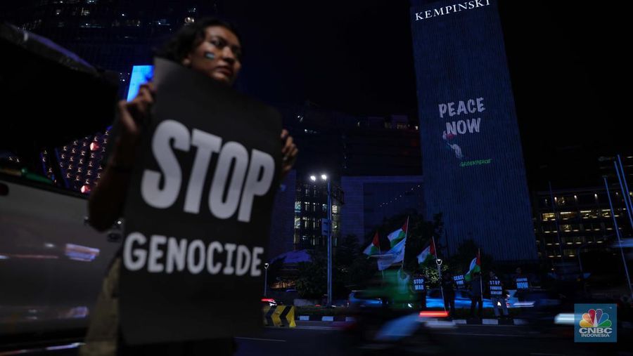Sejumlah aktivis melalukan aksi solidaritas untuk Palestina di kawasan Bundaran Hotel Indonesia, Jakarta, Jumat (3/11/2023) malam. (CNBC Indonesia/Faisal Rahman)