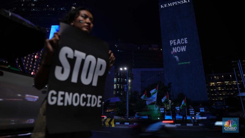 Sejumlah aktivis melalukan aksi solidaritas untuk Palestina di kawasan Bundaran Hotel Indonesia, Jakarta, Jumat (3/11/2023) malam. (CNBC Indonesia/Faisal Rahman)