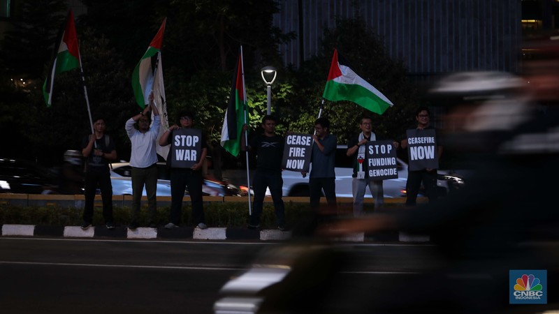 Sejumlah aktivis melalukan aksi solidaritas untuk Palestina di kawasan Bundaran Hotel Indonesia, Jakarta, Jumat (3/11/2023) malam. (CNBC Indonesia/Faisal Rahman)