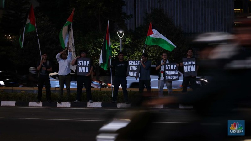 Sejumlah aktivis melalukan aksi solidaritas untuk Palestina di kawasan Bundaran Hotel Indonesia, Jakarta, Jumat (3/11/2023) malam. (CNBC Indonesia/Faisal Rahman)