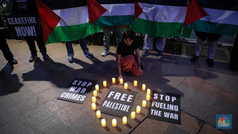 Sejumlah aktivis melalukan aksi solidaritas untuk Palestina di kawasan Bundaran Hotel Indonesia, Jakarta, Jumat (3/11/2023) malam. (CNBC Indonesia/Faisal Rahman)
