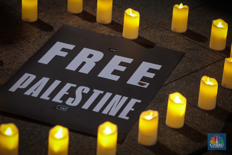 Sejumlah aktivis melalukan aksi solidaritas untuk Palestina di kawasan Bundaran Hotel Indonesia, Jakarta, Jumat (3/11/2023) malam. (CNBC Indonesia/Faisal Rahman)