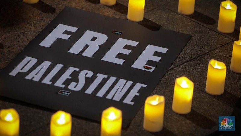 Sejumlah aktivis melalukan aksi solidaritas untuk Palestina di kawasan Bundaran Hotel Indonesia, Jakarta, Jumat (3/11/2023) malam. (CNBC Indonesia/Faisal Rahman)