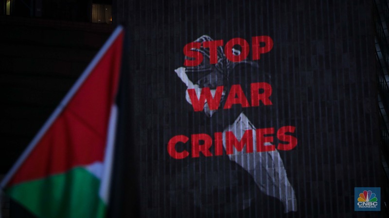Sejumlah aktivis melalukan aksi solidaritas untuk Palestina di kawasan Bundaran Hotel Indonesia, Jakarta, Jumat (3/11/2023) malam. (CNBC Indonesia/Faisal Rahman)