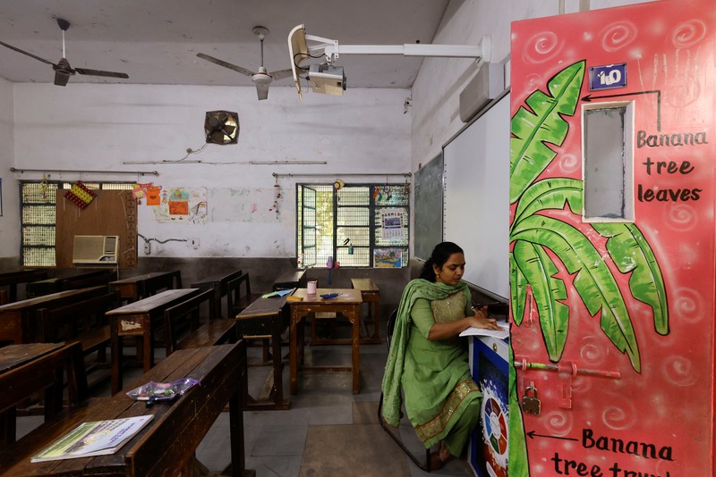 Para guru melakukan kelas online menggunakan ponsel setelah sekolah dasar diperintahkan ditutup oleh pemerintah Delhi pada hari Jumat dan Sabtu karena indeks kualitas udara (AQI) anjlok, pada pagi yang berkabut di New Delhi, India, 3 November 2023. Para guru melakukan kelas online menggunakan ponsel setelah sekolah dasar diperintahkan ditutup oleh pemerintah Delhi pada hari Jumat dan Sabtu karena indeks kualitas udara (AQI) anjlok, pada pagi yang berkabut di New Delhi, India, 3 November 2023. (REUTERS/Anushree Fadnavis)