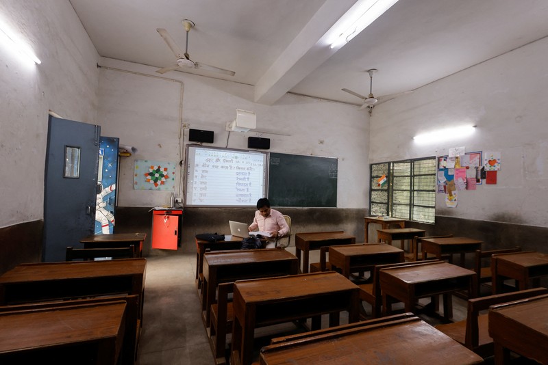 Para guru melakukan kelas online menggunakan ponsel setelah sekolah dasar diperintahkan ditutup oleh pemerintah Delhi pada hari Jumat dan Sabtu karena indeks kualitas udara (AQI) anjlok, pada pagi yang berkabut di New Delhi, India, 3 November 2023. Para guru melakukan kelas online menggunakan ponsel setelah sekolah dasar diperintahkan ditutup oleh pemerintah Delhi pada hari Jumat dan Sabtu karena indeks kualitas udara (AQI) anjlok, pada pagi yang berkabut di New Delhi, India, 3 November 2023. (REUTERS/Anushree Fadnavis)