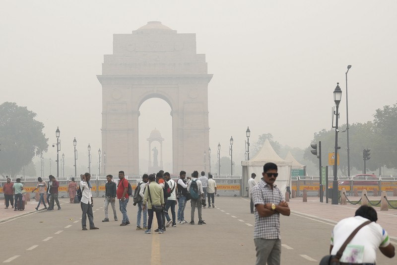 Kabut asap menyelimuti cakrawala kota di New Delhi, India, Jumat, 3 November 2023. Pihak berwenang pada hari Jumat menutup sekolah dasar dan melarang kendaraan yang menimbulkan polusi serta aktivitas konstruksi untuk mengendalikan kabut asap dan kabut asap terburuk musim ini, yang menyebabkan infeksi saluran pernapasan pada manusia dan menyelimuti monumen dan bangunan bertingkat tinggi di dan sekitar New Delhi. (AP Photo/Shonal Ganguly)